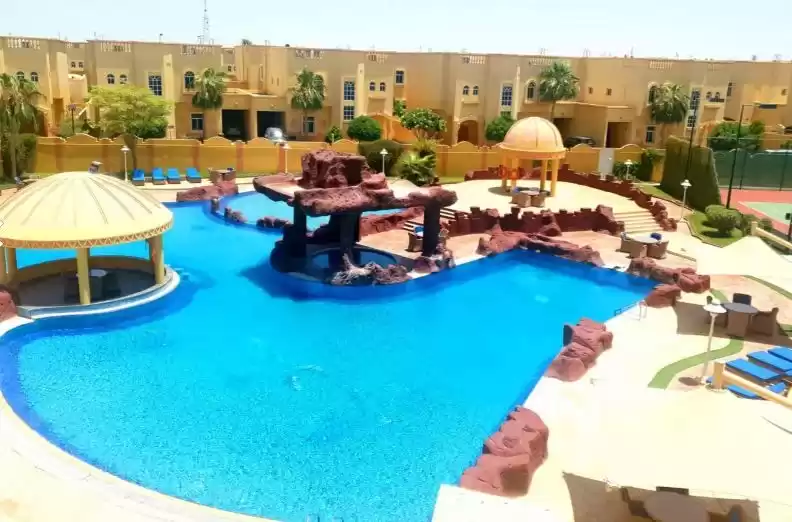Residencial Listo Propiedad 4 + habitaciones de servicio S / F Villa en Compound  alquiler en al-sad , Doha #8734 - 1  image 